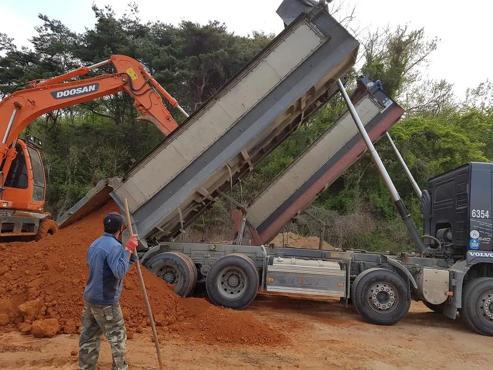 청정지역에서 생황토를 채취하는 현장